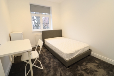 Double room - Single use to rent in Abbey Road, Bush Hill Park, London, EN1