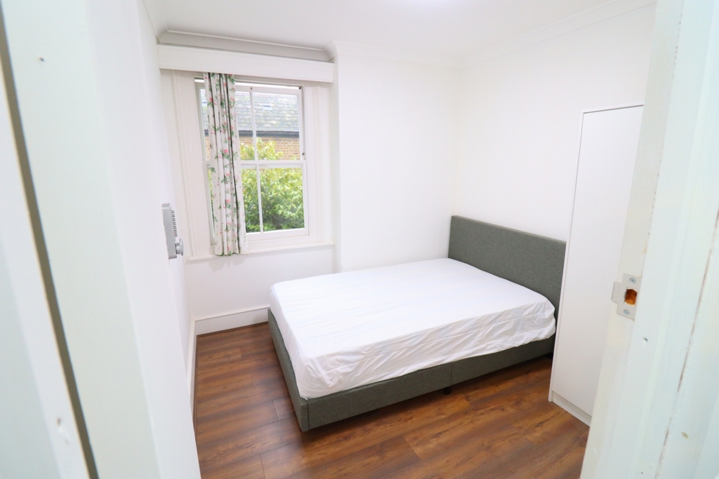 Double room - Single use to rent in Ealing Broadway, London, W5