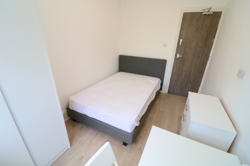 Double room - Single use to rent in Brondesbury Park, London, NW6