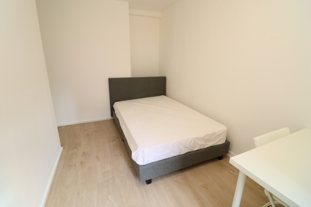 Double room - Single use to rent in Brondesbury Park, London, NW6