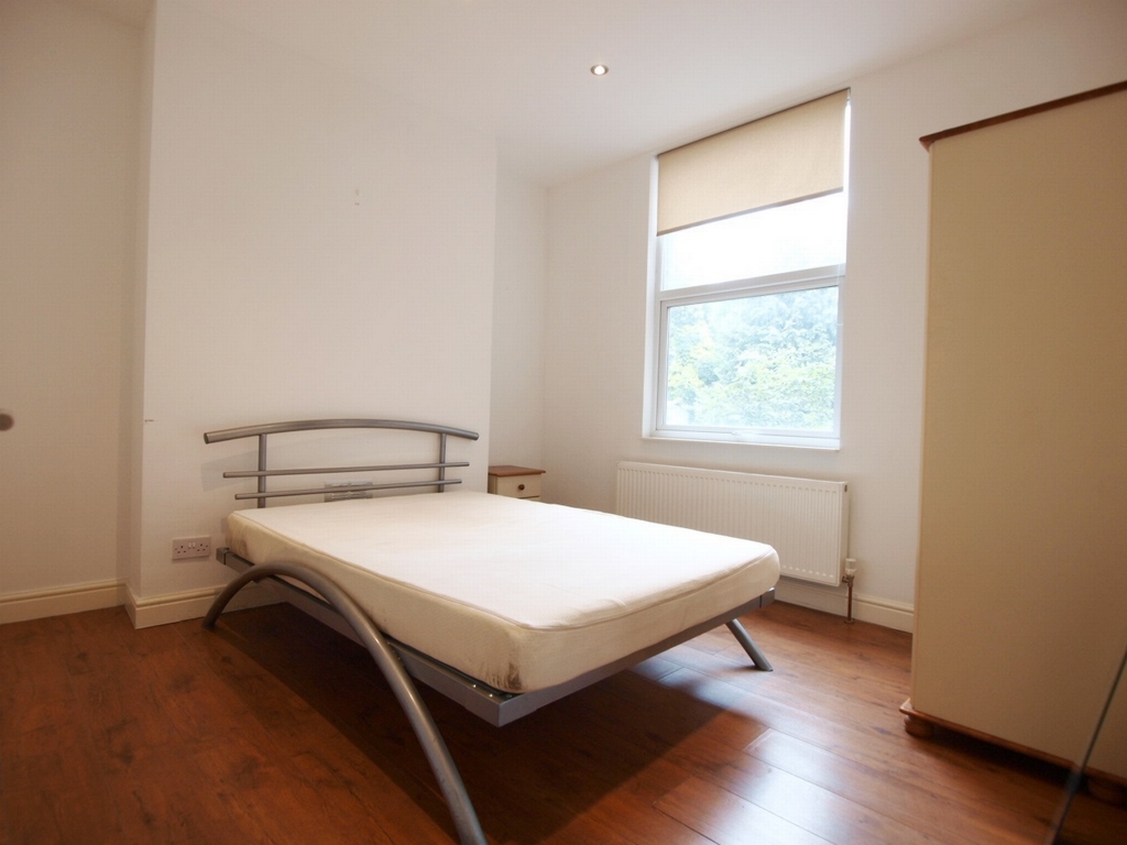3 bedrooms flat, 32 Sparsholt Road Finsbury Park London