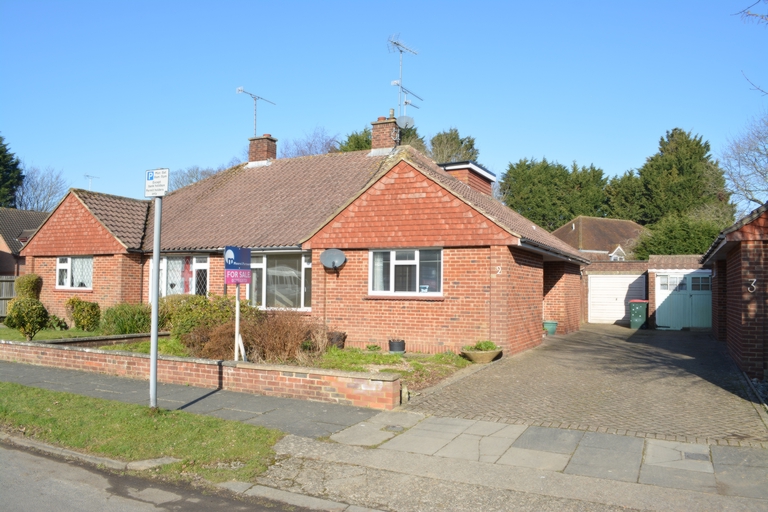 2 bedrooms bungalow, 2 Stonefield Close Southgate Crawley West Sussex